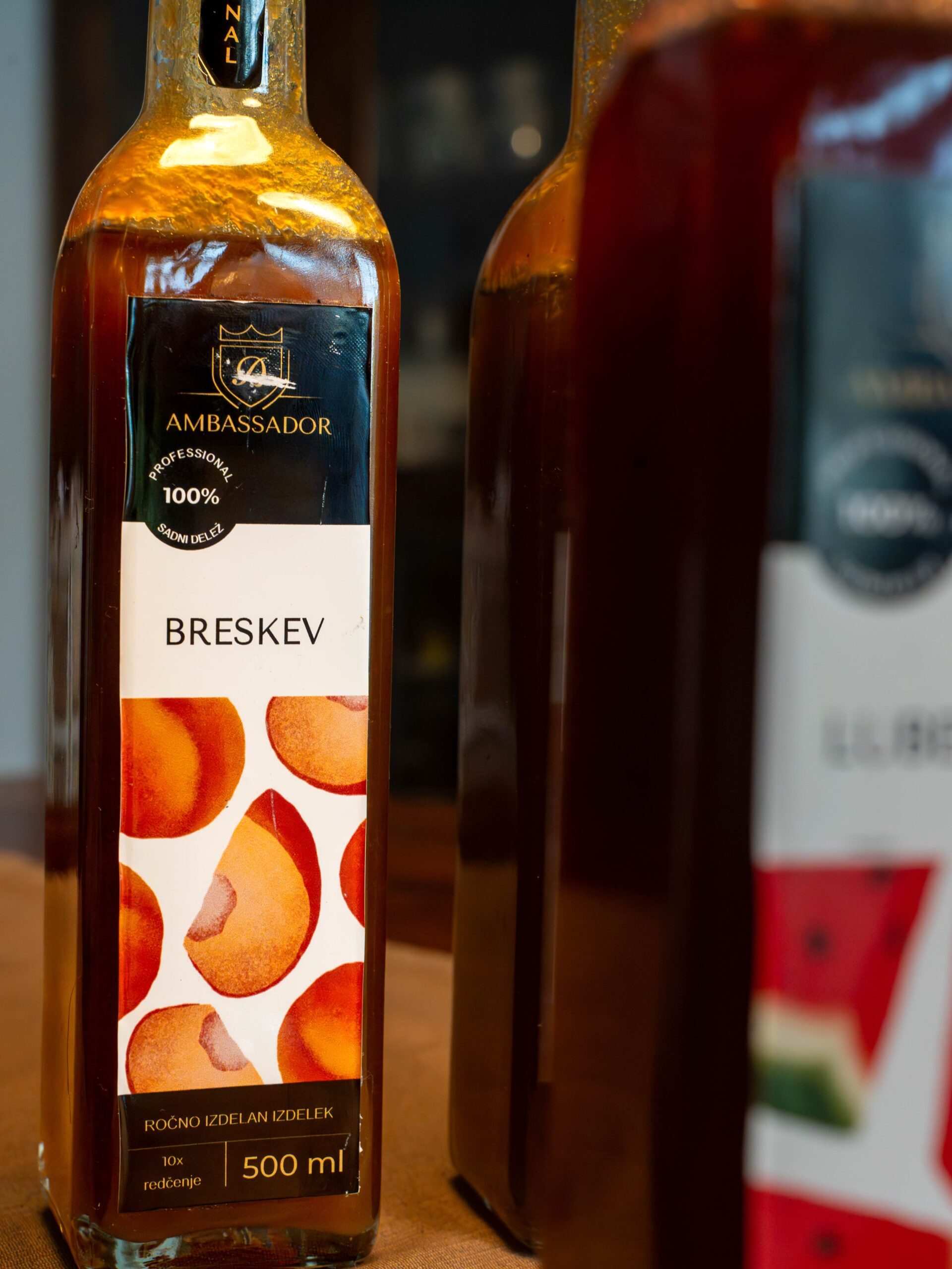 naravni breskev sirup za poletne pijače